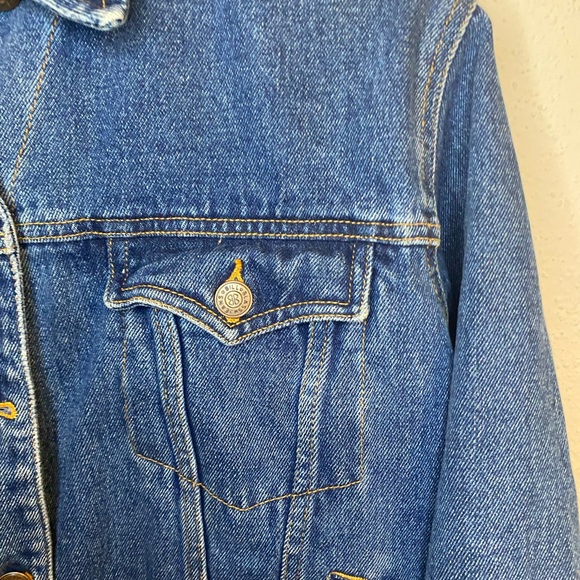 VINTAGE JEAN JACKET! - Picture 2 of 9